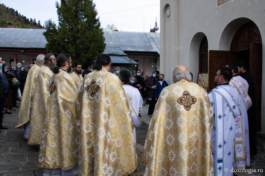 (Foto) Izvorul Tămăduirii la Mănăstirea Horaița - 7 mai ...